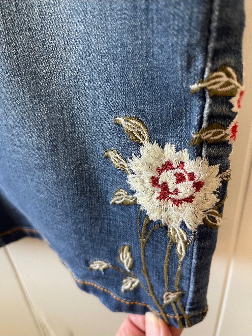 Sandpiper Women's Floral Embroidered Denim Skirt Stretchy Size 10 - Picture 3 of 8